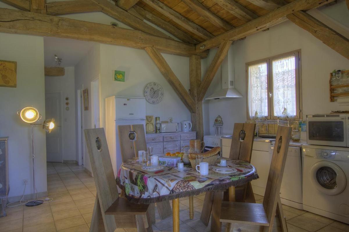 Gite De La Jument Grise Lescheroux Exterior foto